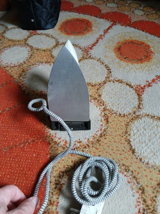 Fier de călcat vechi funcționabil românesc