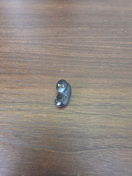 Один наушник galaxy buds live