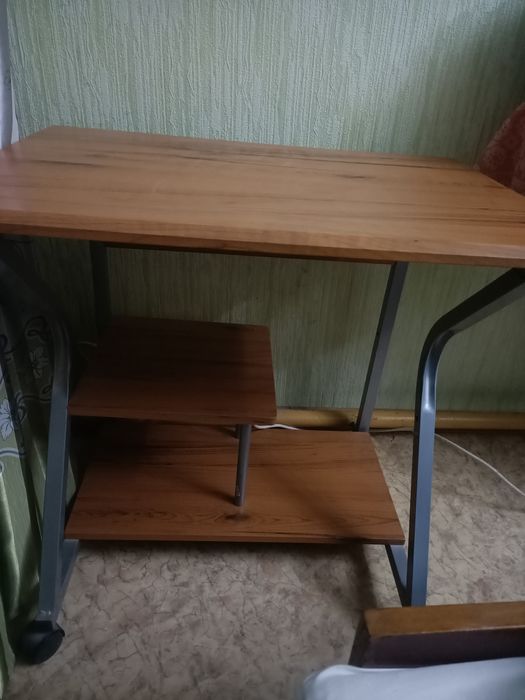 Продам столик компьютерный