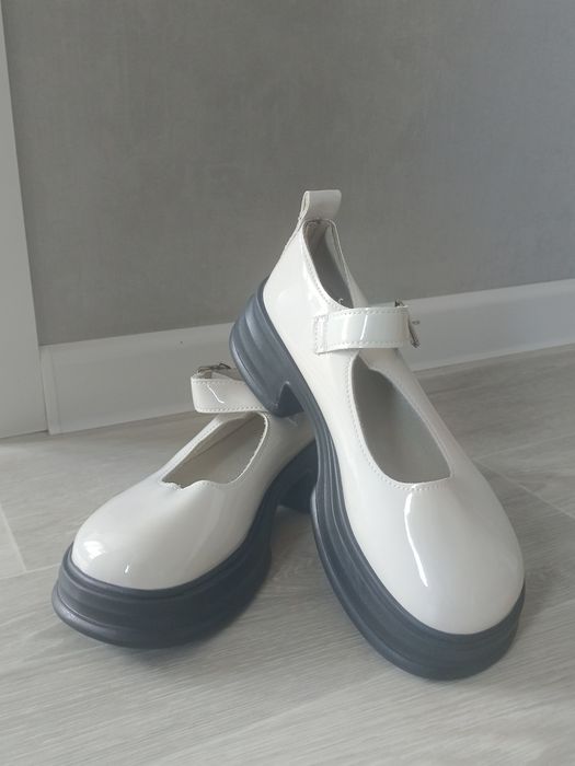 Новые белые туфли