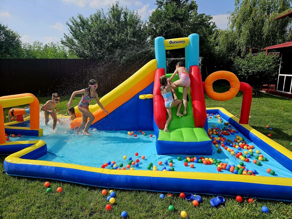 Petrecere Reușită cu Tobogan Gonflabil