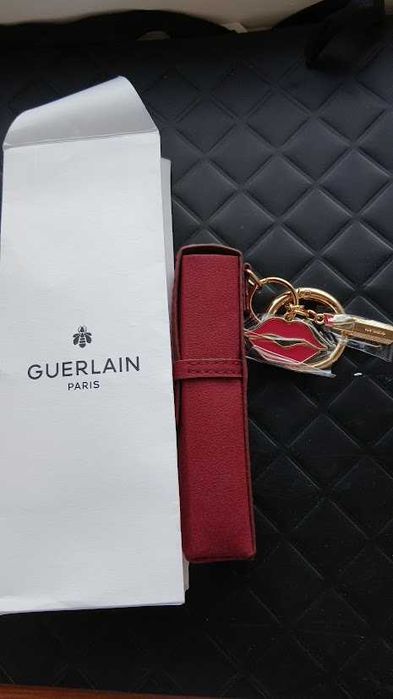 Set cadou Guerlain Kiss Kiss breloc si etuaj pentru ruj