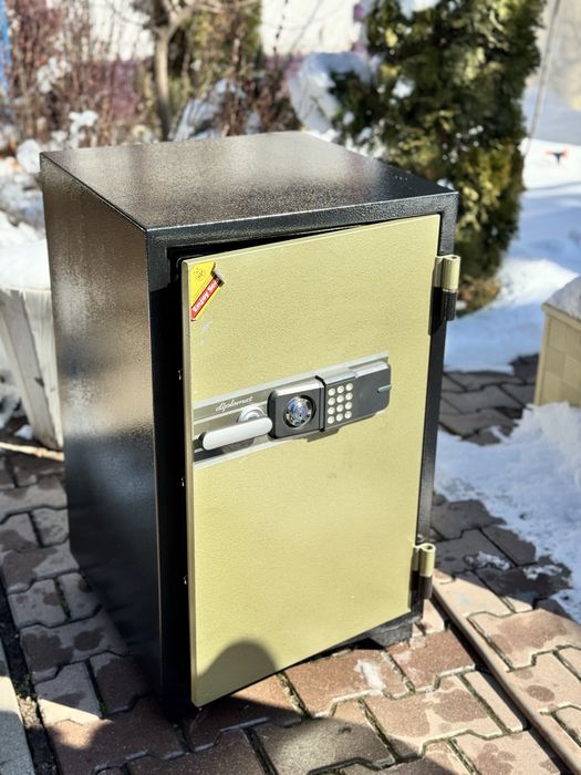 Сейф Diplomat в идеальном состоянии