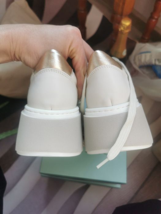 Продам женские кроссовки