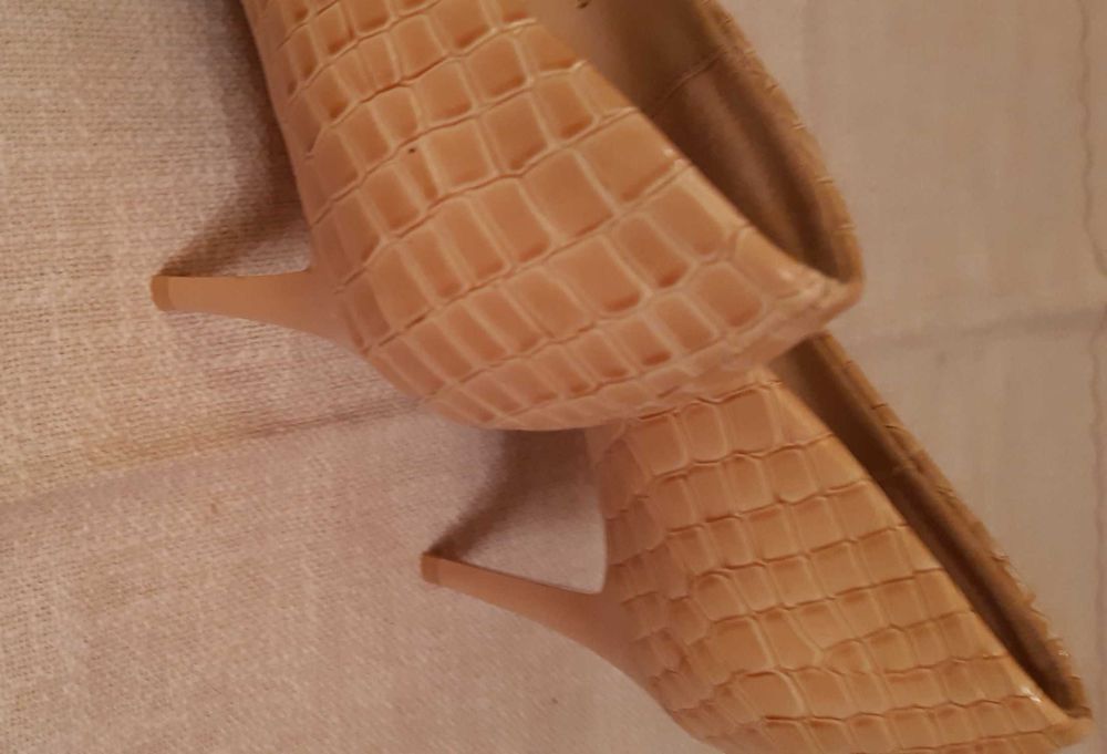 Продавам  нови дамски официални обувки