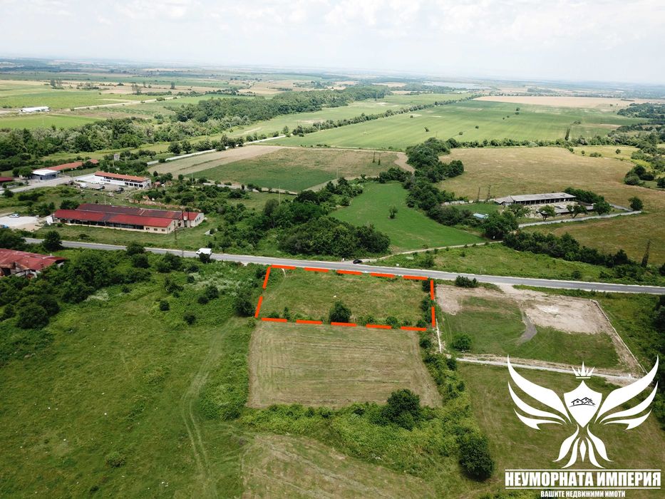 Продавам парцел УПИ 2350кв.м. на първа линия в с.Тополово