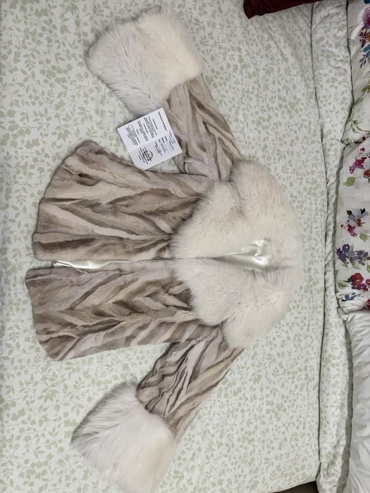 Vand haina blana noua