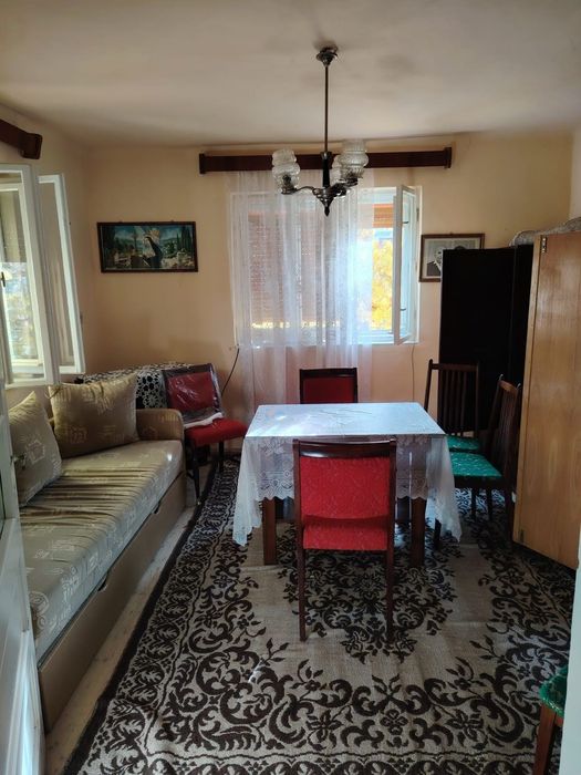 Casă locuibila, cu două corpuri de clădiri,  utilități