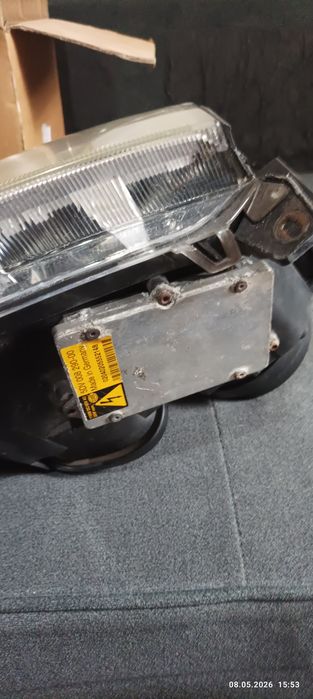 Продавам пълен комплект оригинални Ксенонови фарове HELLA за Opel Vectra C