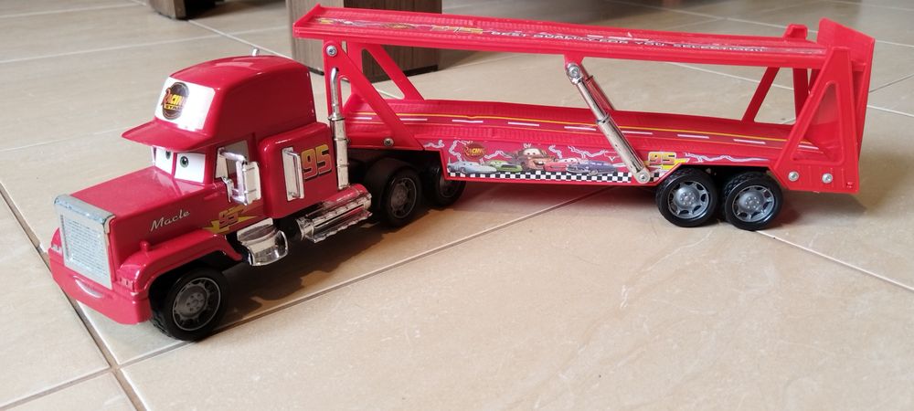 Продавам играчки, дрехи и спално бельо от поредицата Колите на Дисни