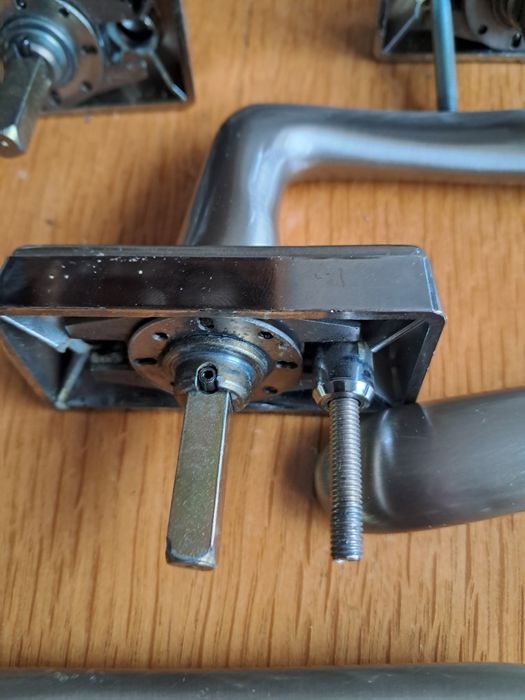 Дръжки за дограма, врати или прозорци