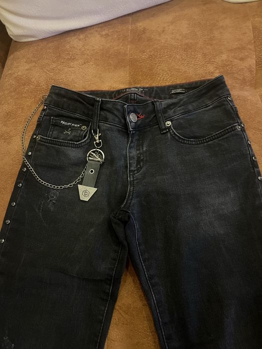 Елегантни черни дънки с много красив акцент по крачолите