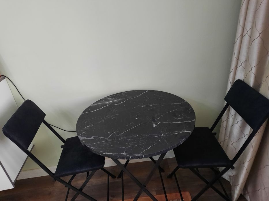 Продается комплект стол с двумя стулями