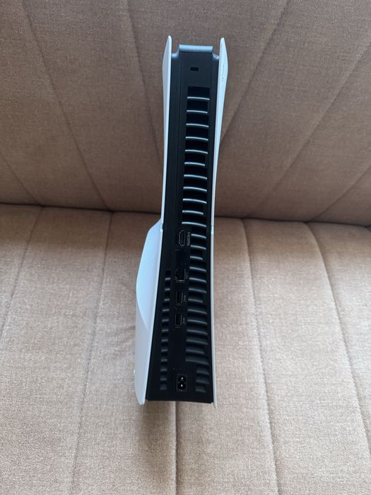 PlayStation 5..гаранция..2-контролера и 8 игри