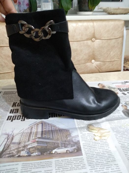 Продаю женские ботинки