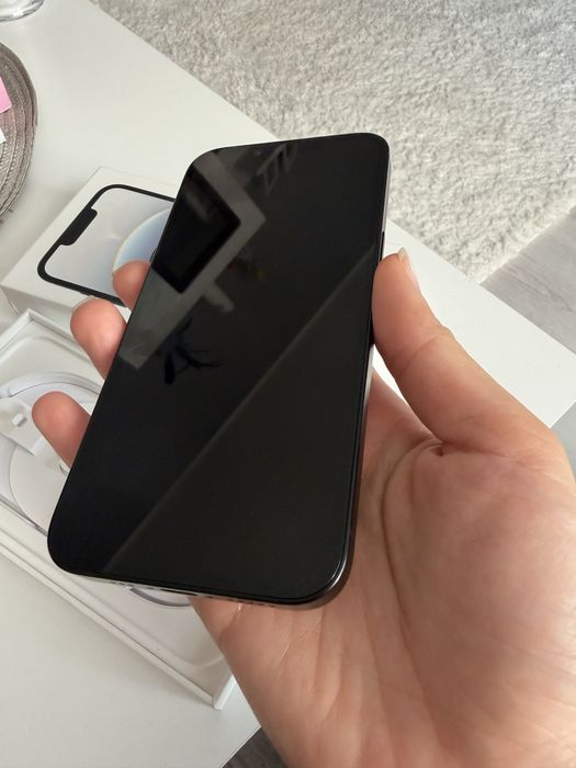 iPhone 16 e чисто нов