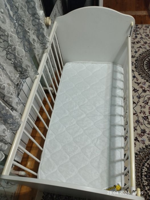 Detskiy krovat sotiladi yaxshi holatda matras bilan