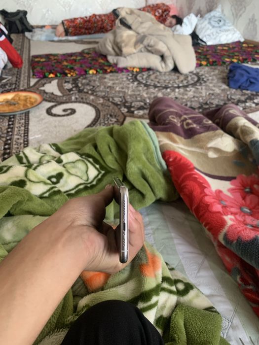 Iphone 11pro orqasi singan faqat lekin hamma joyi radnoy