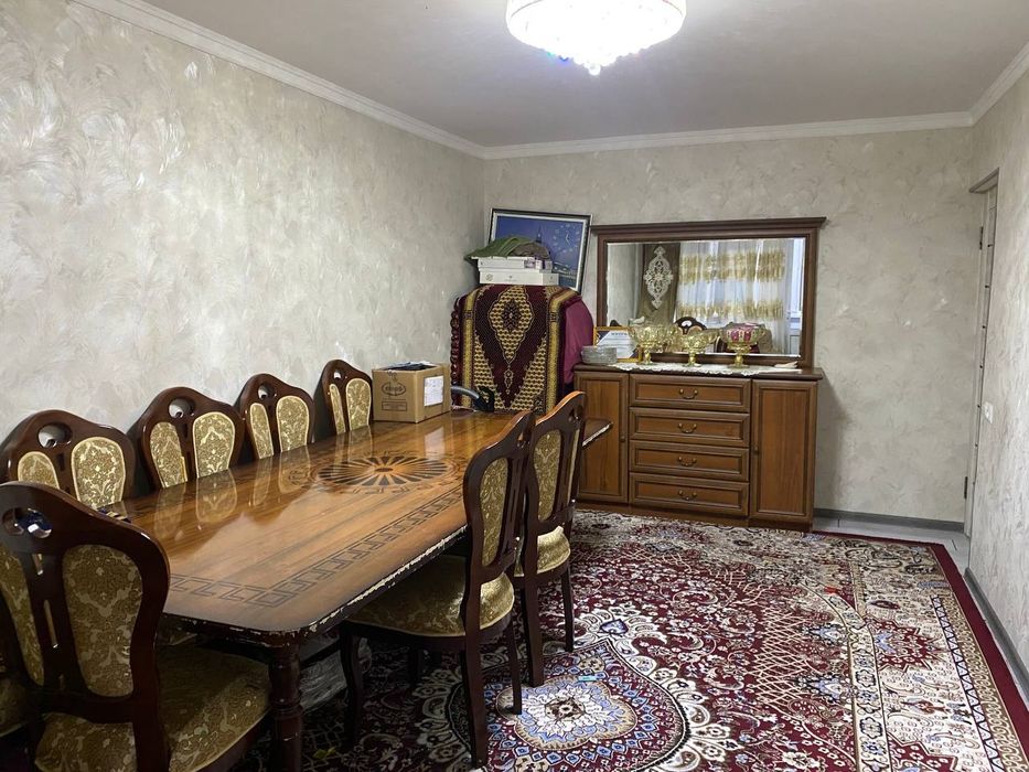 Мехмонхона (зал) учун стол ва стуллар.
