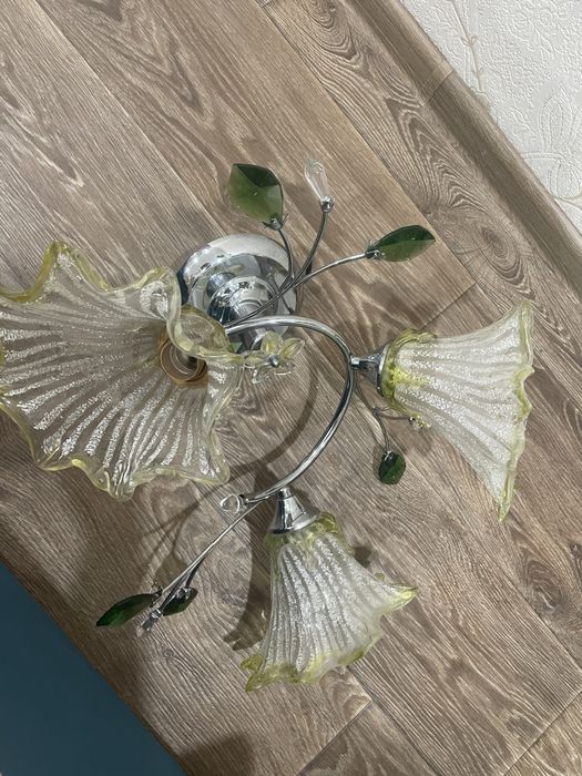 Продам люстру, лампочки в подарок