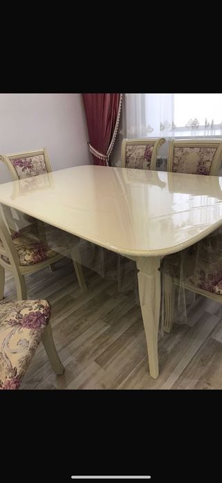 Стол со стульями