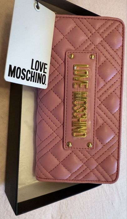 Чисто нов портфейл в бебешко розово Moschino