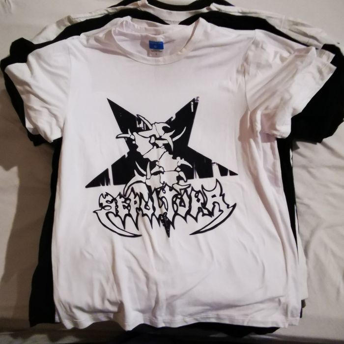 Tricouri de vânzare