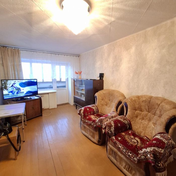 Продам 2 ком. квартиру район Уюта. 3 этаж.