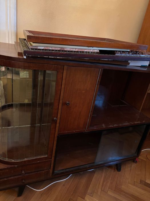 Vand comoda vintage foarte veche , vitrina cu sticla cristal .