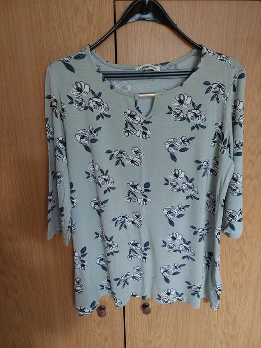 Красива зелена блузка на цветя