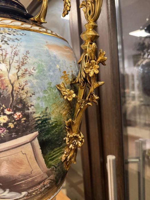 Doua vaze meissen din portelan pictat si elemente bronz