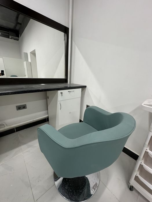 Продам  парикмахерский зеркало, тумба