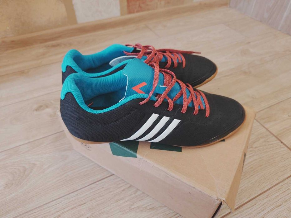 Обувки за зала Adidas