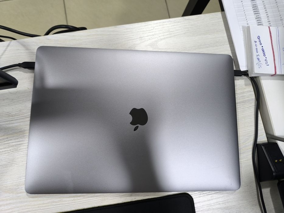 Macbook pro a1990  display ishlamidi