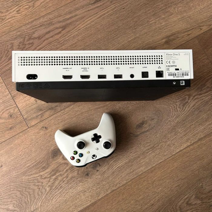 Xbox One S 500GB + 1 Controller + Cabluri