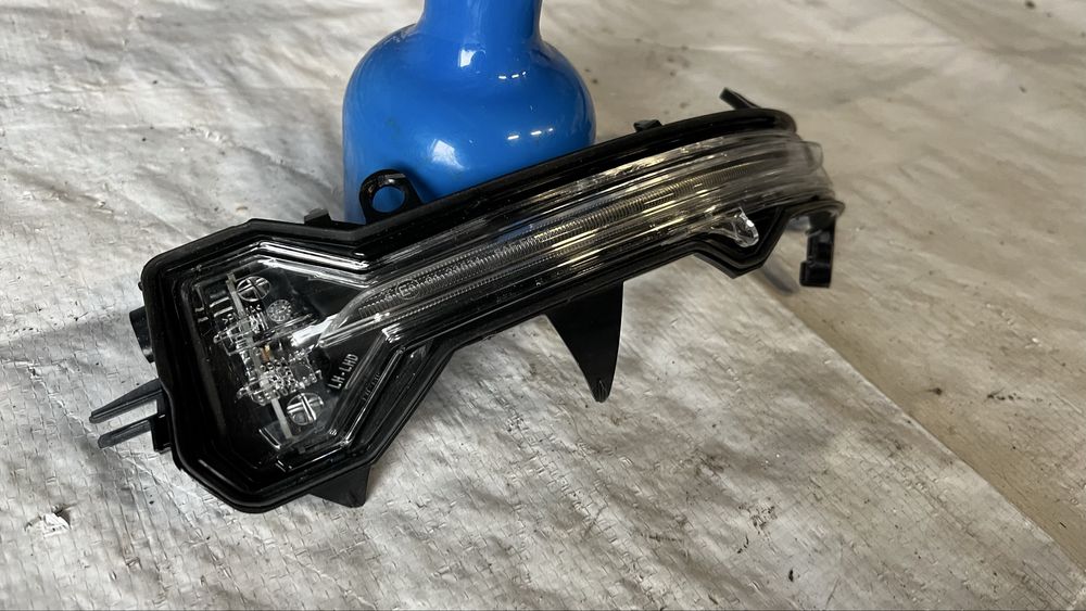 Светлина на странично огледало BMW 2 U06/X1 U11