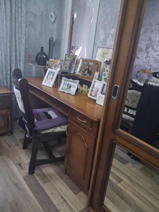 Vând sifoner birou si 2 noptiere aproape noi bine întreținute lemn mas