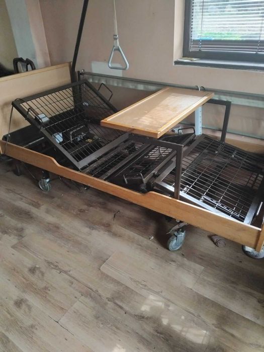 Продава се легло за трудно подвижни хора.