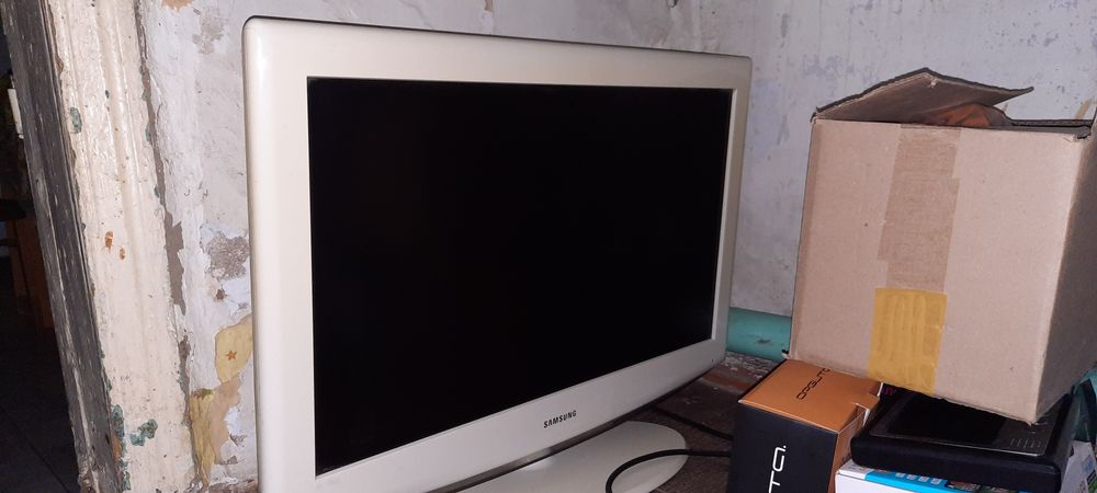 Продам ЖК-телевизор Samsung)