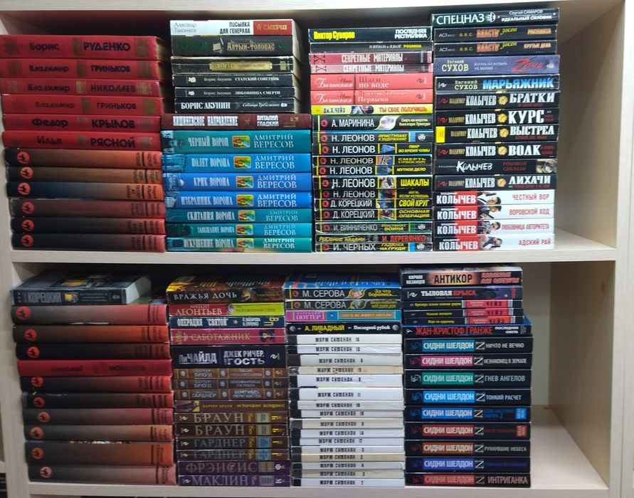 Книги детективы продам.