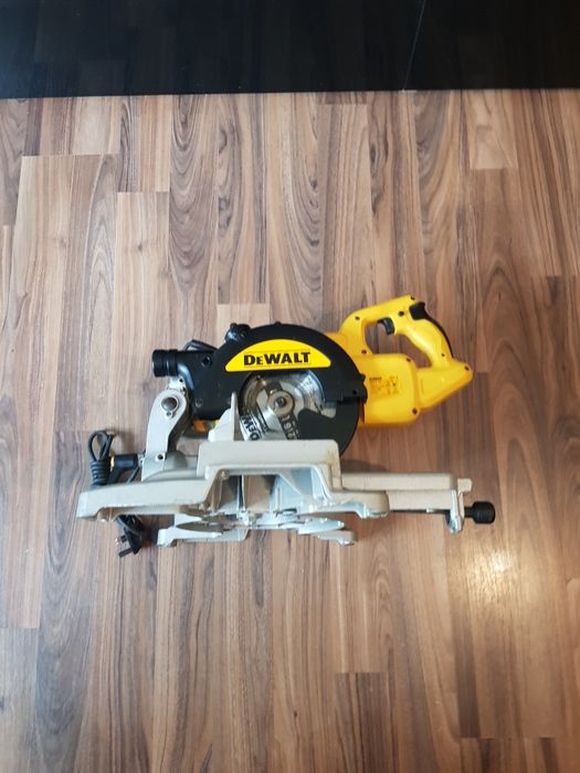 Circular pentru taieri înclinate Dewalt  DWE 774