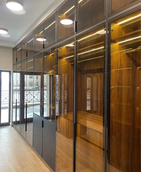 Шкаф витринна в прихожую