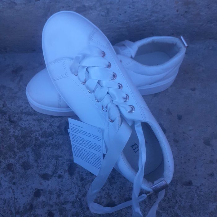 Vand adidasi fete, marimea 40, pret 20 lei