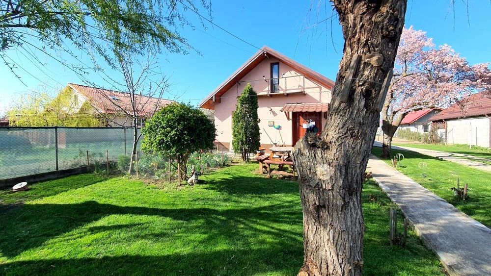 Casa de vanzare  cu 3 camere constructie 2015