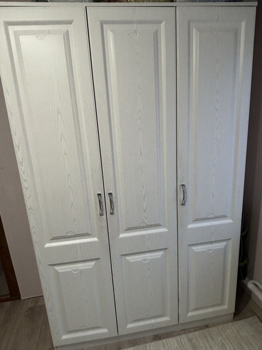 Шкаф и письменный стол для девочки