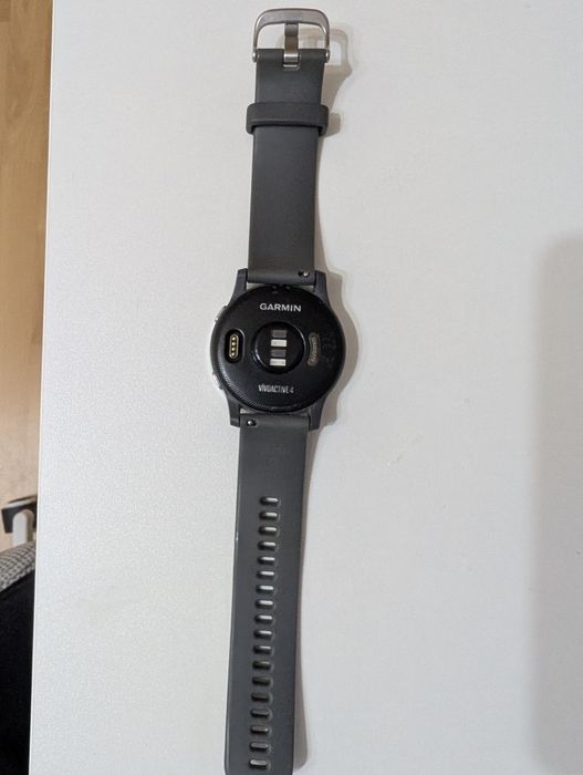 Часовник Garmin Vivoactive 4