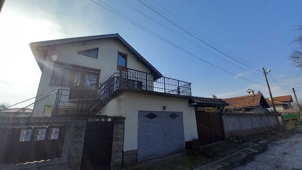 Имот в с. Бабово - 3 къщи с просторен парцел