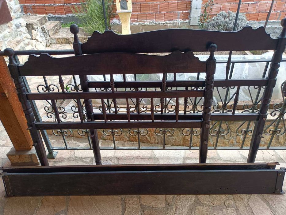 Старинно дървено легло