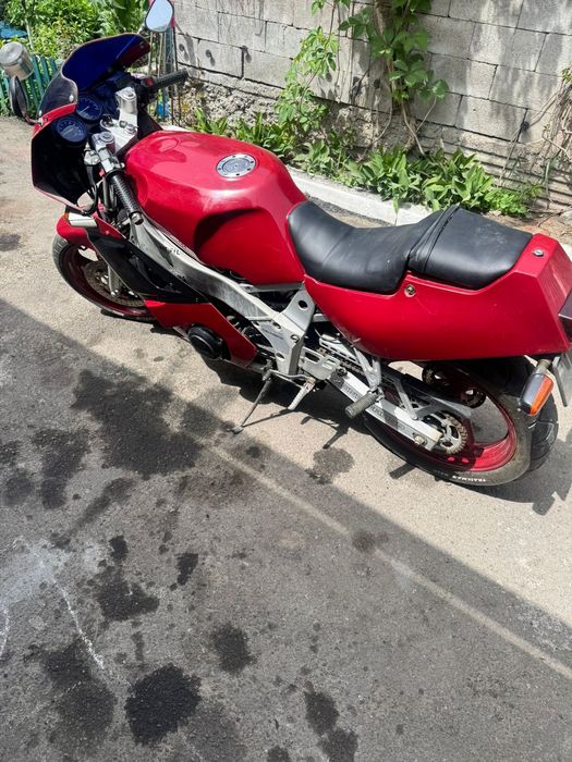 Yamaha fzr400.  .
