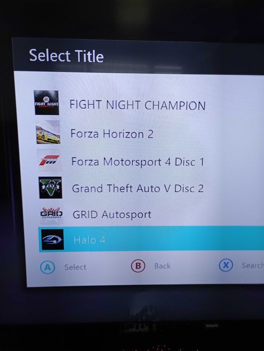 Продавам Xbox 360 с 2 джойстика с 33 игри